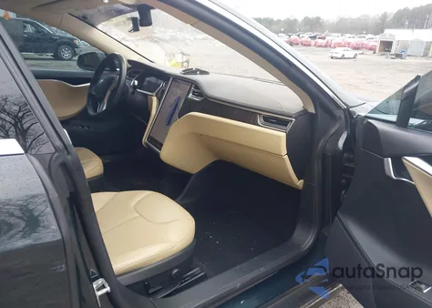 2013 Tesla Model S z USA, uszkodzony, nr VIN 5YJSA1CN2DFP22614